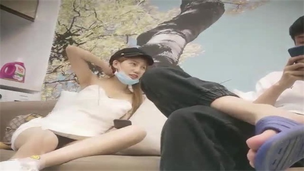 深夜探花第二弹：黑帽苗条纹身辣妹激情诱惑