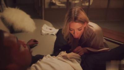 丈夫呼呼大睡时,饥渴妻子在床上被情人狠狠抽插高潮